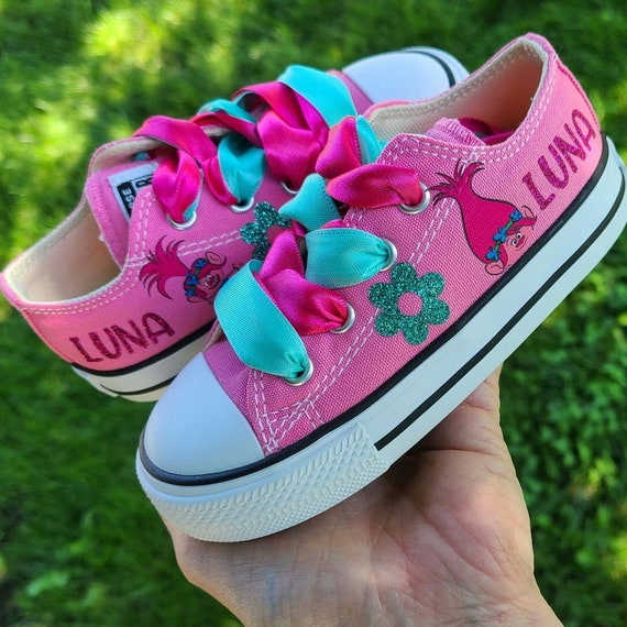 converse low tops size 4