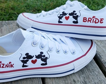 Zapatillas Converse de boda personalizadas de Minnie Mouse y Mickey Mouse besándose. Zapatos de novia con colores personalizados. Converse de novia que diseñas.
