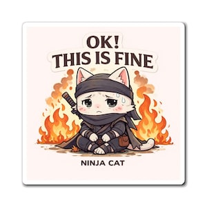 以下が含まれることがあります： 心配そうな表情の漫画の忍者猫が描かれた正方形のステッカー。周りには炎があります。「OK！THIS IS FINE」というテキストが猫の上にあり、「NINJA CAT」が下にあります。