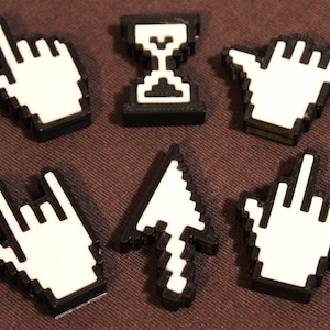 Könnte beinhalten: Eine Sammlung von schwarz-weißen, pixeligen Computer-Cursor- und Handgesten-Designs. Das Set enthält eine zeigende Hand, eine Trophäe, eine Hang-Loose-Hand, eine Rock-on-Hand, einen Pfeil-Cursor und eine Mittelfinger-Hand.