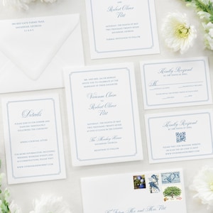 Op de afbeelding: Elegant trouwuitnodigingspakket met een lichtblauwe rand. Bevat een save-the-date kaart, uitnodiging, RSVP-kaarten, detailkaart en enveloppen. Voorzien van bloemaccenten en de namen Vivienne Claire Moreau en Robert Oliver Pett.