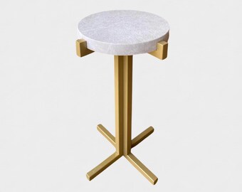 Petite table d'appoint en marbre beige - beige et base en métal doré