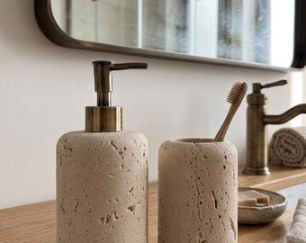Set da bagno in travertino naturale composto da 2 pezzi (dispenser di sapone liquido e portaspazzolino)