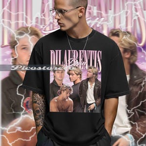 ディーン・ディ・ローレンティス コンフォートカラーズシャツ、ブライアー大学グラフィックTシャツ、オフキャンパスホッケーTシャツ、ホッケーロマンスグラフィックTシャツ