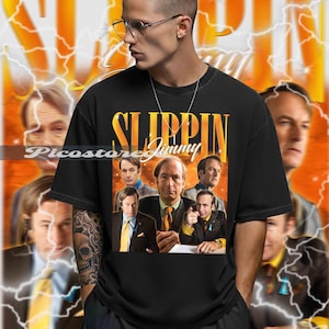 Peut inclure: T-shirt noir avec l'inscription dorée "Slippin' Jimmy" et un collage d'images. Le design présente un homme en costume et cravate. Le fond est un dégradé orange et jaune avec des éclairs.