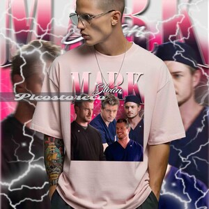 Peut inclure: T-shirt rose clair avec le nom "MARK Sloan" en d&eacute;grad&eacute; de rose. Le t-shirt pr&eacute;sente un collage d'images d'acteurs. Le fond est un d&eacute;grad&eacute; de rose avec des &eacute;clairs.