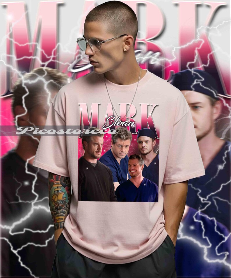Peut inclure: T-shirt rose clair avec le nom "MARK Sloan" en d&eacute;grad&eacute; de rose. Le t-shirt pr&eacute;sente un collage d'images d'acteurs. Le fond est un d&eacute;grad&eacute; de rose avec des &eacute;clairs.