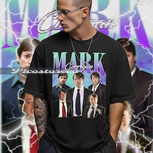 Peut inclure: T-shirt noir avec l'inscription "MARK Corrigan" et un collage d'images d'un homme en costume. Le design a une esthétique rétro avec un dégradé de couleurs et des éclairs. Le t-shirt est porté par une personne.