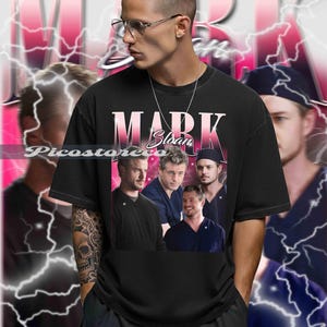 Peut inclure: T-shirt noir avec un graphisme de quatre hommes et le texte "MARK Sloan" en rose et blanc. Le design a une esth&eacute;tique vintage avec un fond rose et blanc et des &eacute;clairs.
