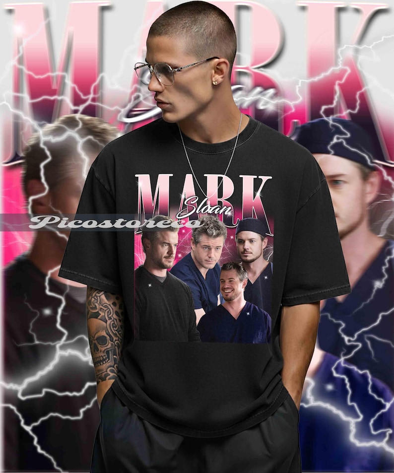 Peut inclure: T-shirt noir avec un graphisme de quatre hommes et le texte "MARK Sloan" en rose et blanc. Le design a une esth&eacute;tique vintage avec un fond rose et blanc et des &eacute;clairs.