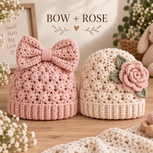 Può includere: Due berretti all'uncinetto con un motivo a punto stella. Il berretto a sinistra è rosa chiaro con un grande fiocco abbinato. Il berretto a destra è color crema con una rosa rosa e foglie verdi. Il testo "BOW + ROSE" è centrato sopra.