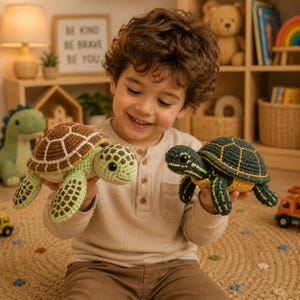 Pode incluir: Dois brinquedos de tartaruga feitos de crochê. Uma tartaruga apresenta um corpo verde-claro com um casco de padrão castanho e branco. A segunda tartaruga tem um corpo verde-escuro com um casco verde-escuro e amarelo. Ambas têm olhos pretos.