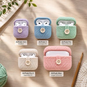 Könnte beinhalten: Fünf gehäkelte Etuis für kabellose Ohrhörer in Lavendel, Blau, Minzgrün, Beige und Rosa. Jedes Etui hat einen kleinen Holzknopfverschluss und enthält weiße Ohrhörer. Beschriftungen identifizieren sie als AirPods 1 & 2, AirPods 3, AirPods Pro, AirPods Pro 2 und AirPods Max.