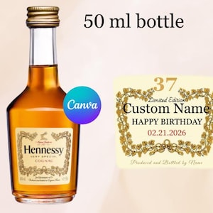 以下が含まれることがあります： 金色のキャップとラベルが付いた50mlのヘネシーコニャックボトル。ラベルには「Hennessy VERY SPECIAL COGNAC」と記載されています。カスタムの誕生日ラベルも表示されています。