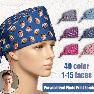 Puede incluir: Un gorro quirúrgico azul con un patrón repetido de caras. La imagen también muestra seis gorros quirúrgicos más en diferentes colores. El texto de la imagen dice "49 colores 1-15 caras" y "Personalized Photo Print Scrub Cap."