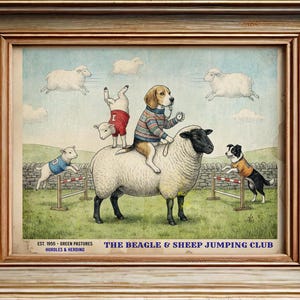 Könnte beinhalten: Gerahmter Druck mit einer humorvollen Szene von Hunden und Schafen, die an einem Springwettbewerb teilnehmen. Ein Beagle reitet auf einem Schaf, andere Hunde und Schafe springen über Hürden. Der Text lautet "THE BEAGLE & SHEEP JUMPING CLUB".