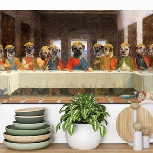 Op de afbeelding: Een schilderij dat een scène van het Laatste Avondmaal voorstelt met 12 honden in plaats van de discipelen. De honden dragen allemaal halo's en zitten aan een lange tafel. Het schilderij is in realistische stijl en speelt zich af in een kamer met een betegelde vloer.