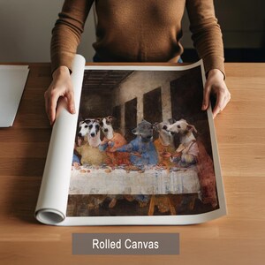 Puede incluir: Impresi&oacute;n en lienzo enrollado que presenta una parodia de La &Uacute;ltima Cena, con perros como figuras. La obra de arte tiene una paleta de colores c&aacute;lidos y est&aacute; sostenida por una persona. El lienzo est&aacute; etiquetado como "Rolled Canvas".