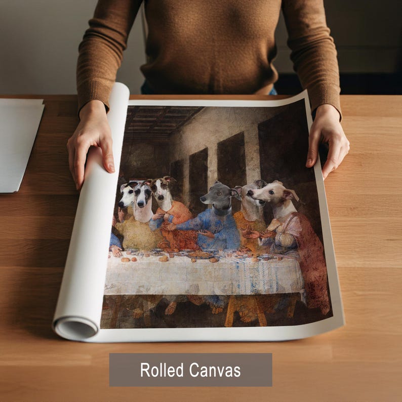 Puede incluir: Impresi&oacute;n en lienzo enrollado que presenta una parodia de La &Uacute;ltima Cena, con perros como figuras. La obra de arte tiene una paleta de colores c&aacute;lidos y est&aacute; sostenida por una persona. El lienzo est&aacute; etiquetado como "Rolled Canvas".