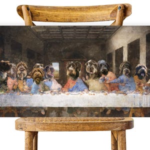 Puede incluir: Una impresión enmarcada de una parodia de La Última Cena, con perros en lugar de las figuras. La obra de arte se exhibe en una silla de madera. Los perros, con diversos colores de pelaje y expresiones, visten túnicas y están reunidos alrededor de una mesa.