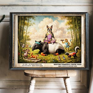 Könnte beinhalten: Gerahmter Kunstdruck mit einem Boston Terrier in Yoga-Pose auf einem Tapir, umgeben von anderen Tieren in einem Bambuswald. Der Druck enthält den Text "Boston Terrier & Tapir Yoga" und "Canis Sanus in Corpore Sano."