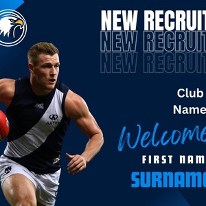 Puede incluir: Gr&aacute;fico promocional para un equipo deportivo, con un atleta masculino con uniforme azul marino y blanco sosteniendo un bal&oacute;n de f&uacute;tbol rojo. El texto "NEW RECRUIT" se muestra de forma destacada, junto con espacio para el nombre del club y los detalles del jugador.