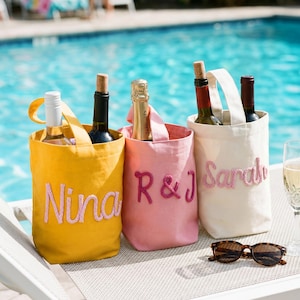 Personalisierte Wein Tragetasche, Bachelorette Party Favors, benutzerdefinierte Chenille Name Weinträger, Mädchen Reise Geschenke, Brautjungfer am Pool, Vorschlag Tasche