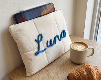 Capa acolchoada personalizada para tablet com nome personalizado, estojo acolchoado para iPad, item essencial para volta às aulas, dormitório universitário, presente para estudante e professor.