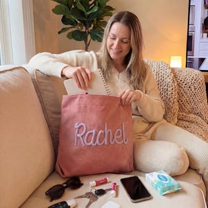 Bookish Einkaufstasche für Leser, personalisierte Chenille Buchstabe, Geschenk für Buchliebhaber, Cord Book Club Tote, ästhetische Laptoptasche Bild 8