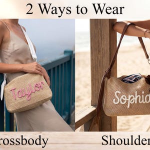 Puede incluir: Dos bolsos de paja tejida, uno usado como bandolera y el otro como bolso de hombro. El bolso bandolera tiene el nombre "Taylor" en escritura rosa. El bolso de hombro tiene el nombre "Sophia" en escritura blanca. La imagen muestra los bolsos en dos entornos diferentes.