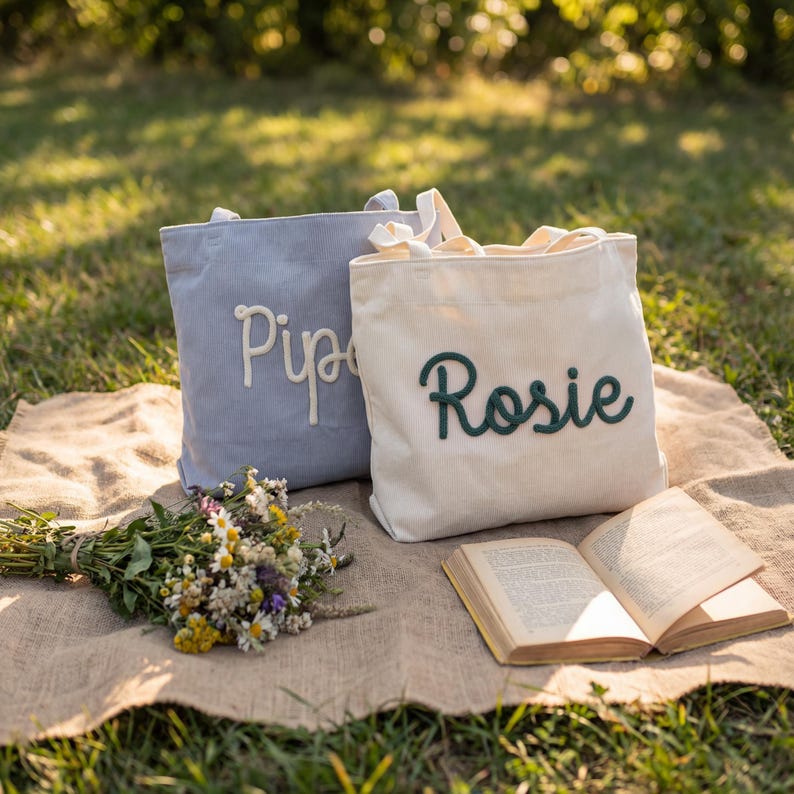 Bookish Einkaufstasche für Leser, personalisierte Chenille Buchstabe, Geschenk für Buchliebhaber, Cord Book Club Tote, ästhetische Laptoptasche Bild 2
