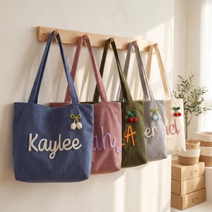 Bookish Einkaufstasche für Leser, personalisierte Chenille Buchstabe, Geschenk für Buchliebhaber, Cord Book Club Tote, ästhetische Laptoptasche Bild 3