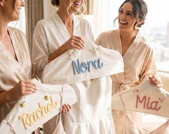 Personalisierter Brautjungfer Kleiderbügel Set, individuell gepolsterter Kleiderbügel für Hochzeitsfeier, Trauzeugin Vorschlag Geschenk, Chenille Name Brautduschenbevorzugungen