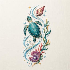 Könnte beinhalten: Gesticktes Design mit einer türkisfarbenen Meeresschildkröte, die inmitten von blauen Wasserwirbeln, Blasen und Wasserpflanzen schwimmt. Eine rosa-beige Muschel und eine lila Muschel mit einer Perle sind ebenfalls enthalten. Der Hintergrund ist cremefarben.