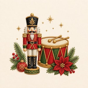 Puede incluir: Un bordado de un cascanueces con uniforme negro, rojo y blanco junto a un tambor rojo y verde con dos baquetas. La escena incluye un adorno navideño rojo, ramas de pino verdes, bayas rojas y una flor de pascua roja como decoración.