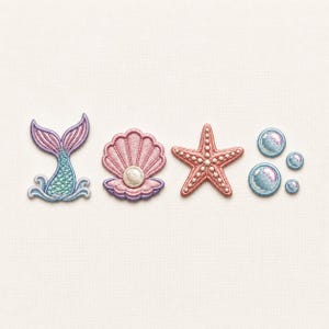 Op de afbeelding: Een set geborduurde patches met een zeemeerminstaart met blauwe en paarse schubben, een roze schelp met een witte parel, een roze zeester met witte stippen en vier cirkelvormige blauwe en roze bubbels op een rij geplaatst.