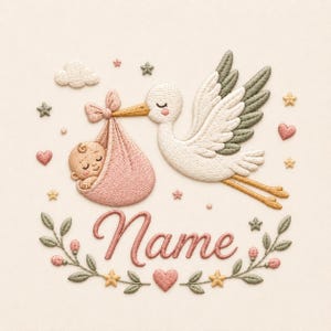 Puede incluir: Un diseño de bordado que muestra una cigüeña blanca con alas verde salvia cargando a un bebé en un pañal rosa. La palabra Name está bordada en cursiva rosa debajo. La escena está decorada con corazones rosas, estrellas amarillas y hojas.