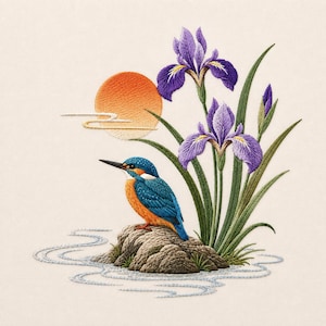 Op de afbeelding: Een borduurontwerp met een levendige blauwe en oranje ijsvogel zittend op een grijze rots met textuur. Naast de vogel staan twee paarse irissen met groene stengels en bladeren. Een oranje zon en gestileerde wolken zijn op de achtergrond te zien.