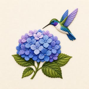Puede incluir: Un bordado detallado que muestra un colibrí vibrante con plumaje azul, verde y morado sobrevolando una gran flor de hortensia redondeada compuesta por numerosos pétalos azules y morados con hojas verdes dentadas.