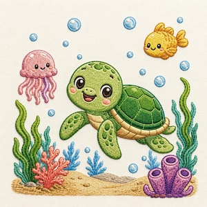 Puede incluir: Un diseño de bordado que muestra una tortuga marina verde, una medusa rosa y un pez amarillo nadando entre algas verdes, coral y esponjas tubulares moradas. La escena incluye burbujas azul claro sobre un fondo de tela blanca con bordado.