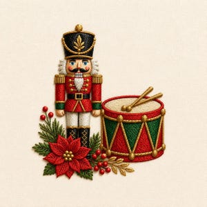 Puede incluir: Un bordado de un cascanueces con uniforme rojo, negro y blanco junto a un tambor rojo y verde con dos baquetas. La escena está decorada con una flor de pascua roja, ramas de pino verdes y pequeñas bayas rojas.
