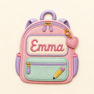 Puede incluir: Un parche bordado rosa con forma de mochila y detalles en lavanda. El centro muestra el nombre Emma en letra cursiva rosa sobre un fondo crema. Un bolsillo frontal verde menta presenta un lápiz amarillo y un dije de corazón rosa.