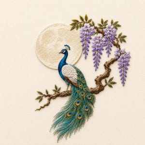 Op de afbeelding: Een borduurwerk met een levendige blauwe en groene pauw die op een bruine, getextureerde tak zit. Boven de pauw bevindt zich een grote, cirkelvormige, crèmekleurige maan. Rechts hangen paarse blauweregenbloemen in een cascade naar beneden.