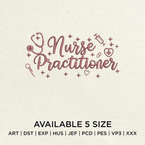 Puede incluir: Un diseño rosa claro sobre un fondo crema presenta las palabras "Nurse Practitioner" en una fuente de escritura, junto con símbolos médicos como un estetoscopio, una jeringa y un corazón. El texto "AVAILABLE 5 SIZE" está en la parte inferior.