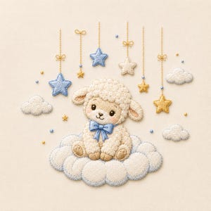 Può includere: Un disegno ricamato raffigurante un agnello color crema seduto su una grande nuvola bianca. L'agnello indossa un papillon blu. Sopra l'agnello, diverse stelle ricamate blu e oro pendono da fili sottili, intervallate da piccole nuvole bianche.