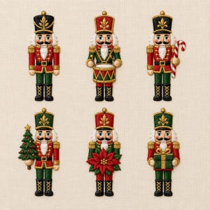 Puede incluir: Seis parches bordados de cascanueces dispuestos en dos filas. Cada figura viste un uniforme con detalles dorados, un sombrero alto y botas negras. Los accesorios incluyen un tambor, un bastón de caramelo, un árbol de Navidad, una flor de pascua y un regalo.