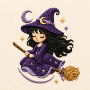 Peut inclure: Un écusson brodé représentant un personnage aux longs cheveux noirs portant un chapeau et une robe de sorcière violets, chevauchant un balai marron. Le motif inclut un croissant de lune jaune sur le chapeau, un croissant violet et des étoiles.