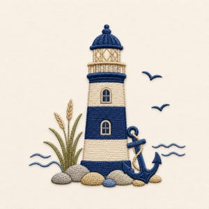 Könnte beinhalten: Ein Stickmotiv mit einem Leuchtturm mit horizontalen marineblauen und cremefarbenen Streifen, zwei Bogenfenstern und einer Laterne. Er ist umgeben von grünem Strandgras, grauen und beigen Steinen, einem marineblauen Anker und zwei fliegenden Vögeln.