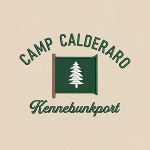 Puede incluir: Parche bordado con las palabras "Camp Calderaro" en verde, arqueadas sobre una bandera verde con un diseño de árbol blanco. La palabra "Kennebunkport" está bordada debajo en una fuente de escritura. El fondo es de color beige claro.