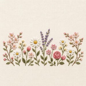 Può includere: Un ricamo su tessuto color crema con una disposizione orizzontale di fiori di campo. Il disegno include fiori di ciliegio rosa, margherite bianche con centri gialli, rametti di lavanda viola e una singola rosa rosa con foglie verdi.